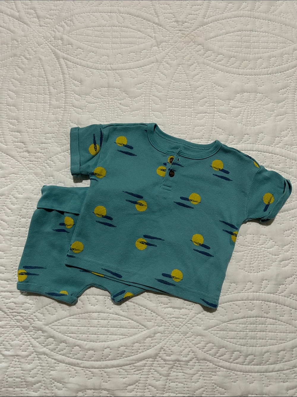 CARTER’S Teal short-sleeve & shorts outfit w/ Yellow and Blue pattern Sz: 6-9M